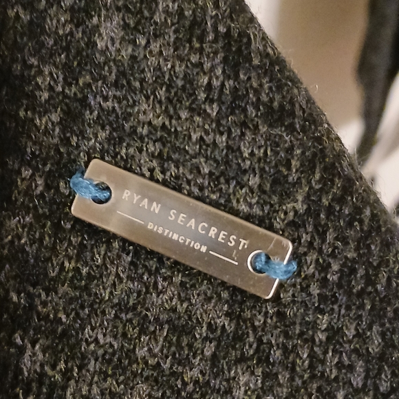 NWT! Men's Scarf (Ryan Seacrest) - Picture 6 of 10